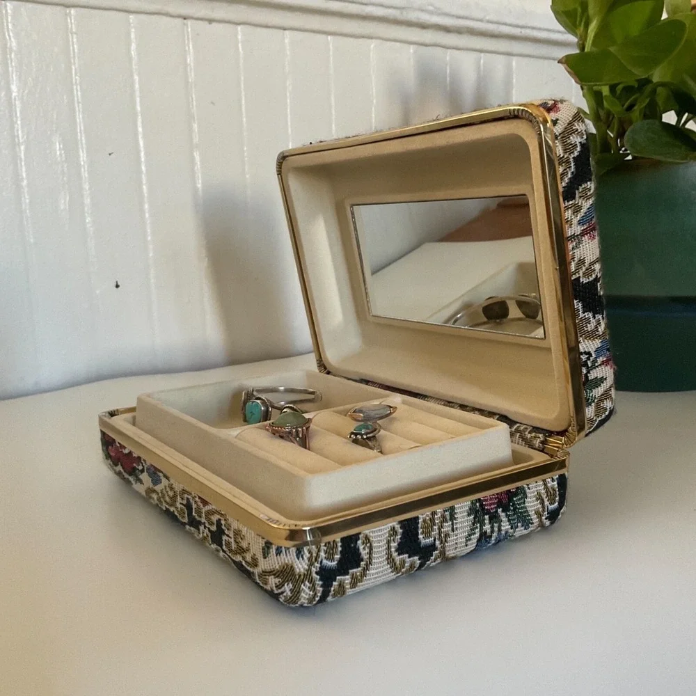Vintage Travel‎ Jewelry Organizer Embroidered Floral Clamshell Cottage Core